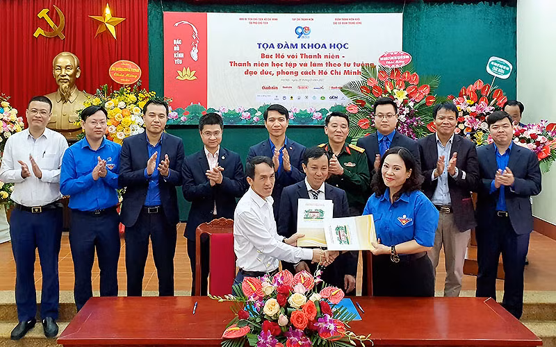 Bí thư T.Ư Đoàn TNCS Hồ Chí Minh Nguyễn Ngọc Lương (đứng giữa, hàng sau trong ảnh) cùng đại diện lãnh đạo Đoàn Khối các cơ quan T.Ư, Thành đoàn Hà Nội, Ban Quản lý Khu di tích Chủ tịch Hồ Chí Minh và các đơn vị liên quan tại lễ ký kết triển khai công trình số hóa tài liệu, hiện vật.