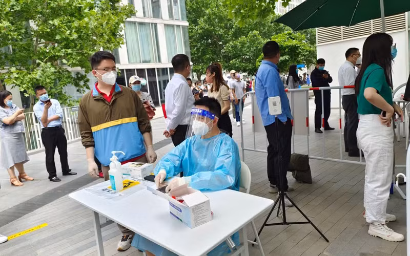 Một điểm xét nghiệm Covid-19 ở Bắc Kinh, Trung Quốc. (Ảnh: Hữu Hưng)