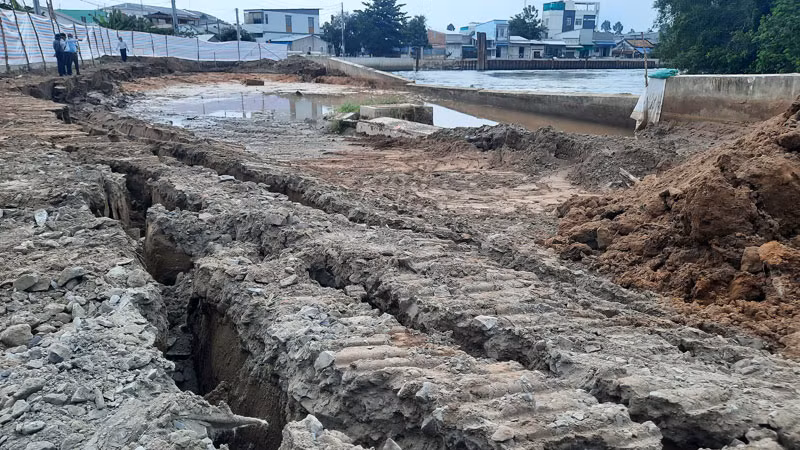 Sụt lún hơn 50m đê bao chống ngập ở Vĩnh Long -0