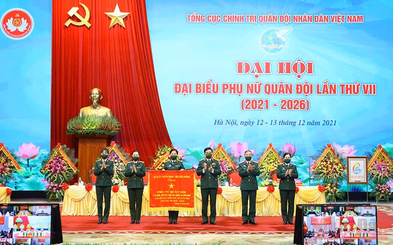 Đại tướng Phan Văn Giang, Bộ trưởng Quốc phòng trao bức trướng tặng phụ nữ toàn quân.