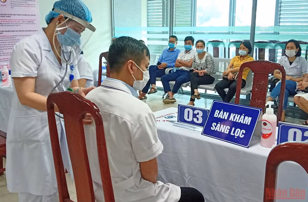 Thái Bình tiêm vaccine ngừa Covid-19 cả ngày thứ bảy, chủ nhật. (Ảnh: MAI TÚ)