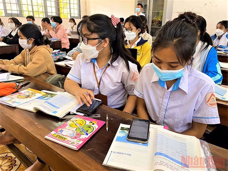 Học sinh ở Đắk Lắk háo hức khi trở lại trường học -0