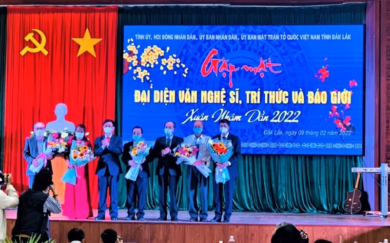 Bí thư Tỉnh ủy Đắk Lắk Nguyễn Đình Trung và Chủ tịch Ủy ban nhân dân tỉnh Phạm Ngọc Nghị tặng hoa chúc mừng lãnh đạo các đơn vị.