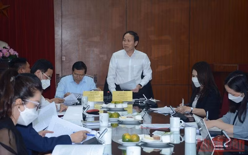 Đồng chí Lê Tiến Châu (đứng) kết luận buổi làm việc.