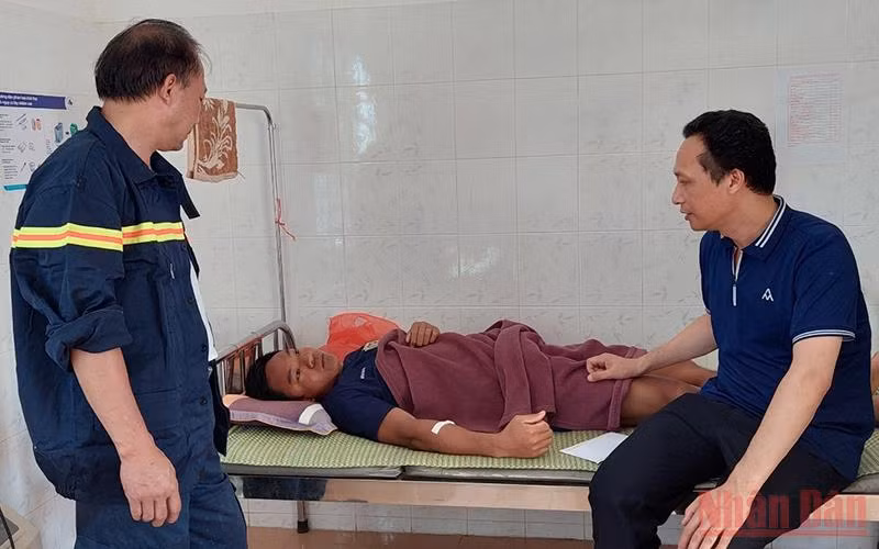 Bí thư Huyện ủy Nậm Pồ Lê Khánh Hòa thăm chiến sĩ Phòng Cảnh sát Phòng cháy chữa cháy bị ngạt khí trong khi cứu hộ.