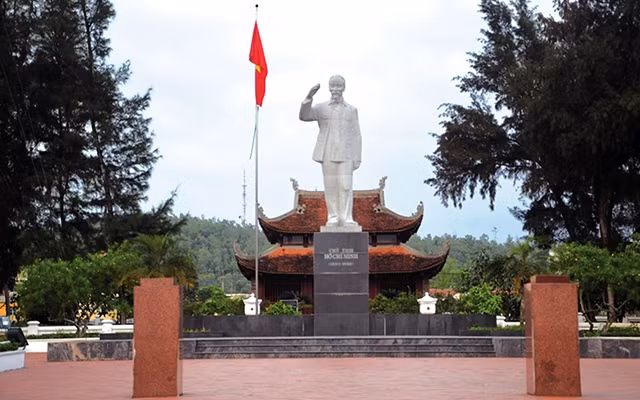  Tượng đài Bác Hồ trên đảo Cô Tô (Quảng Ninh) Ảnh: Phạm Học