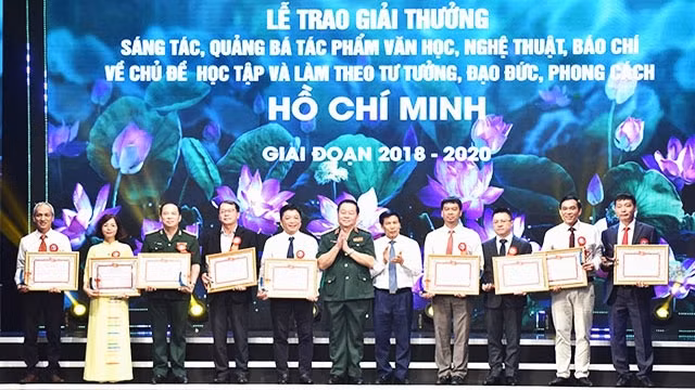 Các tập thể có thành tích quảng bá xuất sắc được trao giải. Ảnh: TRẦN HẢI