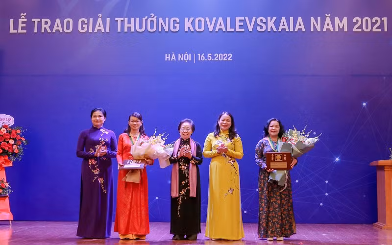 Trao Giải thưởng Kovalevskaia năm 2021 tặng 2 nhà khoa học nữ.