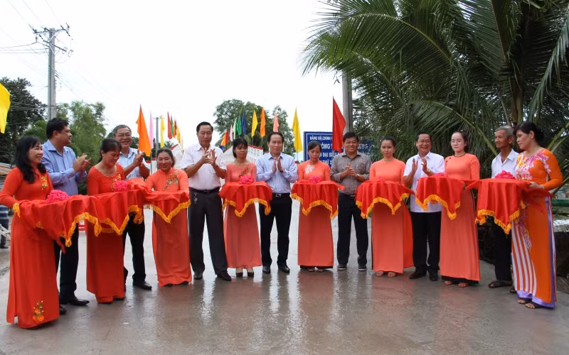 Các đại biểu cắt băng khánh thành cầu Nàng Mau 2.