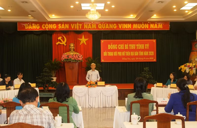 Bí thư Tỉnh ủy Đồng Nai Nguyễn Phú Cường trả lời tại buổi đối thoại.