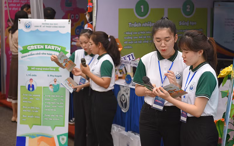 Gian hàng trưng bày của Trường đại học Kinh tế-Kỹ thuật Công nghiệp tại Ngày hội Khởi nghiệp Quốc gia của học sinh, sinh viên.