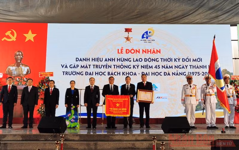 Trường ĐH Bách Khoa - ĐH Đà Nẵng đón nhận Danh hiệu Anh hùng lao động thời kỳ đổi mới. 