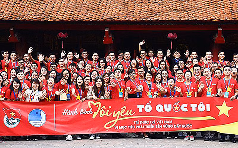 Đại biểu Diễn đàn Trí thức trẻ Việt Nam toàn cầu lần thứ 3 tham quan Văn Miếu - Quốc Tử Giám.