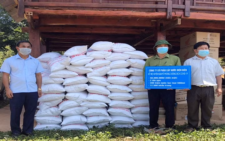 Đại diện lãnh đạo huyện Nậm Pồ tiếp nhận hàng hỗ trợ từ các tổ chức, cá nhân.