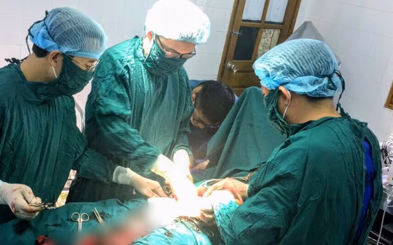 Ca phẫu thuật được thực hiện khẩn trương và thành công, kịp thời cứu sống bệnh nhân tại Trung tâm Y tế quân dân y huyện đảo Bạch Long Vĩ.