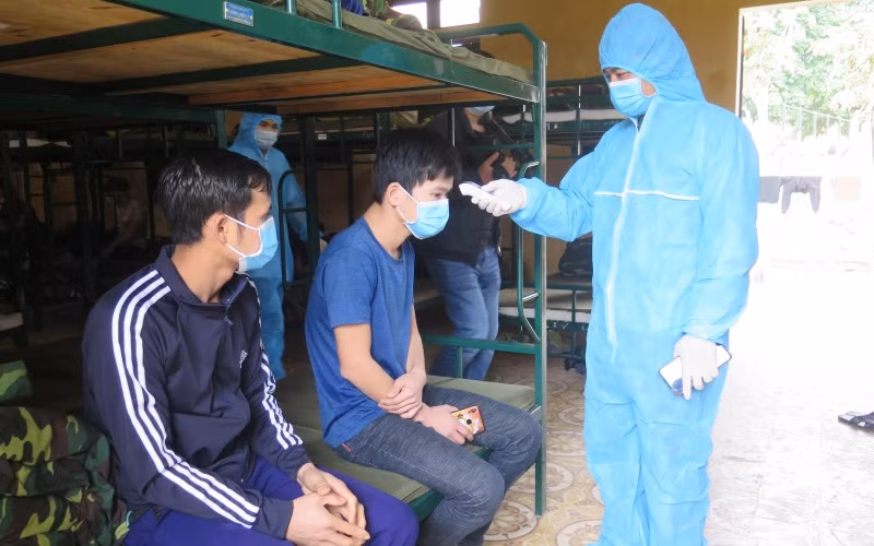 Các y, bác sĩ Trung đoàn 123 (Bộ Chỉ huy Quân sự tỉnh) đang kiểm tra thân nhiệt các công dân từ Trung Quốc trở về.