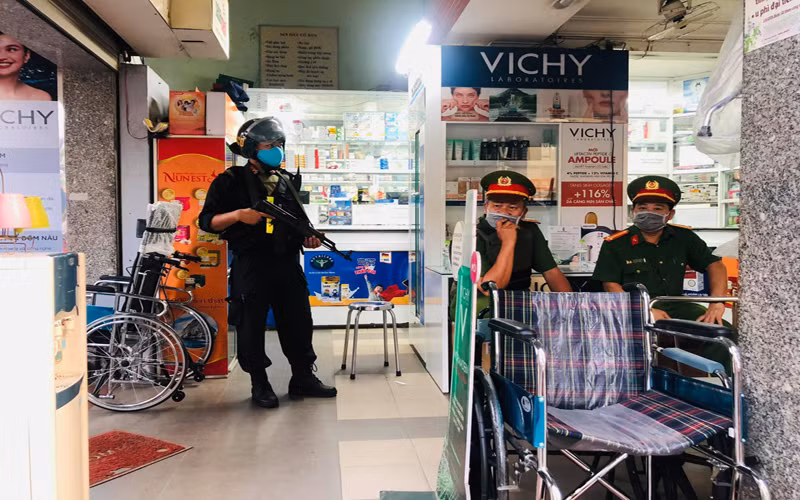 Khám xét bên trong nhà thuốc Sơn Minh ở số 160, đường Phan Đình Phùng.