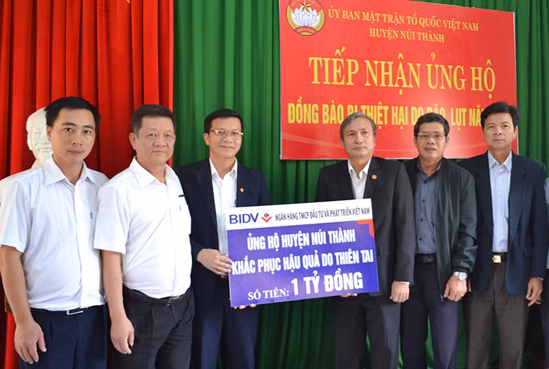 BIDV trao một tỷ đồng giúp huyện Núi Thành khắc phục thiệt hại bão lũ. 