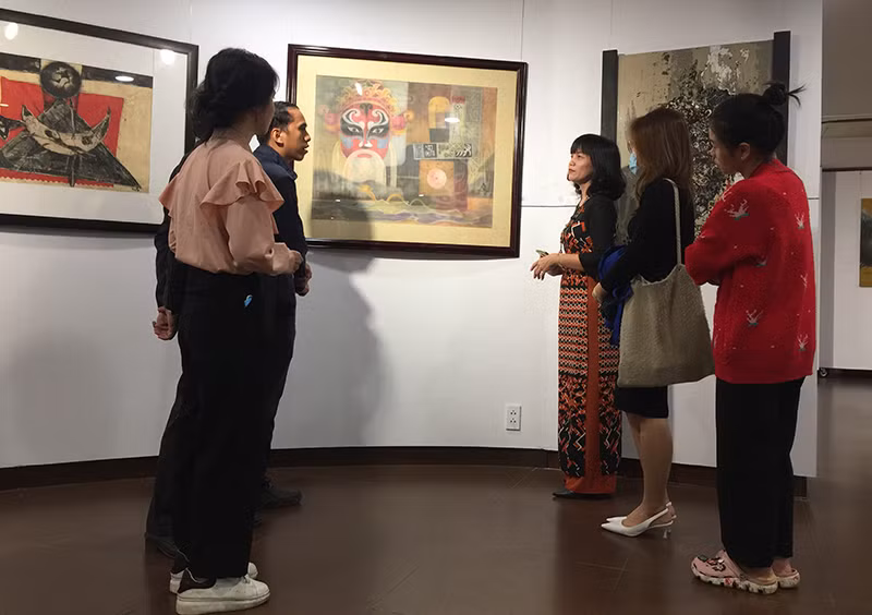 Người dân Đà Nẵng xem tranh tại Bảo tàng Mỹ thuật Đà Nẵng.