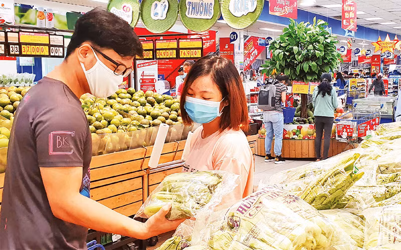 Người tiêu dùng mua thực phẩm tại một siêu thị Co.opMart ở thành phố.