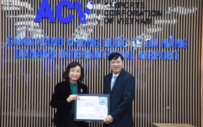 Giám đốc Sở Y tế TP Đà Nẵng Ngô Thị Kim Yến trao chứng chỉ của ACI cho Cảng HKQT Đà Nẵng.