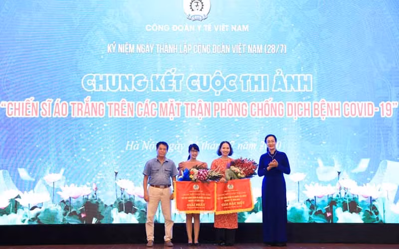 Ban tổ chức trao giải Đặc biệt và giải Nhất cho các tác giả đoạt giải.