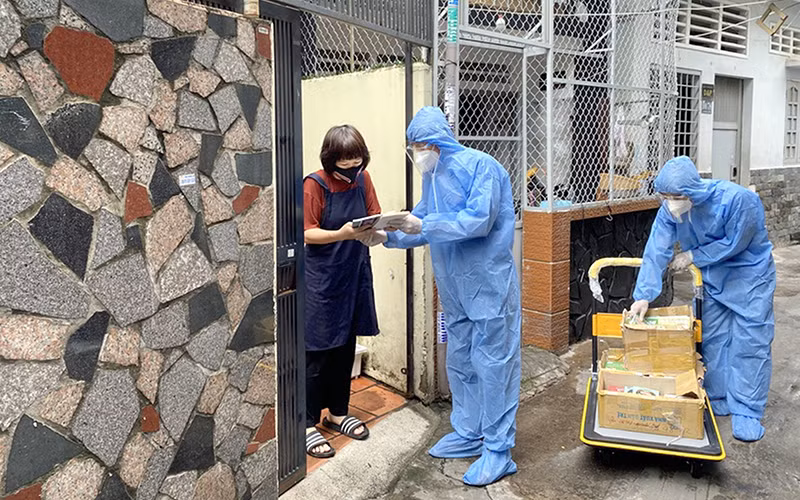 Chương trình “Sách trao tay, học ngày giãn cách”, mang hàng nghìn đầu sách hay đến các khu phong tỏa tại TP Hồ Chí Minh trong những ngày giãn cách xã hội. Ảnh: MINH THẮM