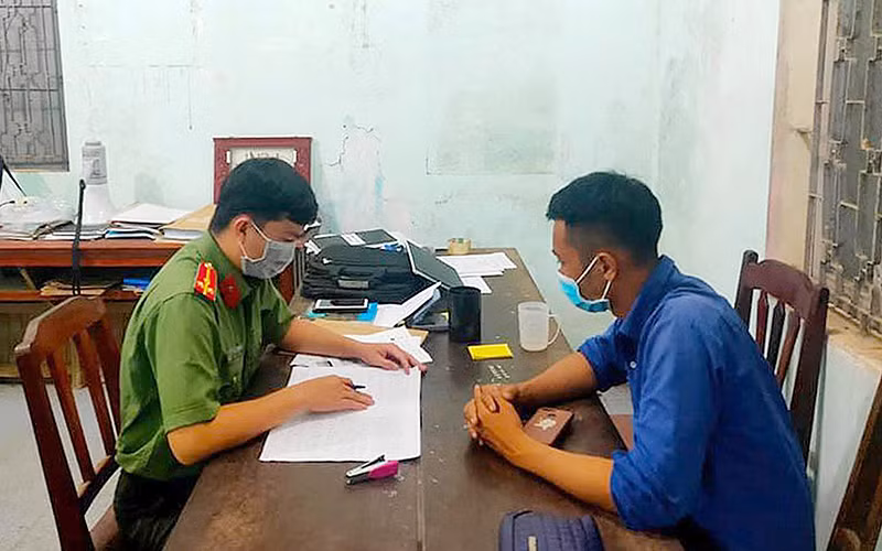 Công an huyện Cát Tiên (tỉnh Lâm Đồng) làm việc với lái xe vi phạm tại chốt kiểm soát phòng, chống dịch Covid-19. Ảnh: HOÀNG SA 