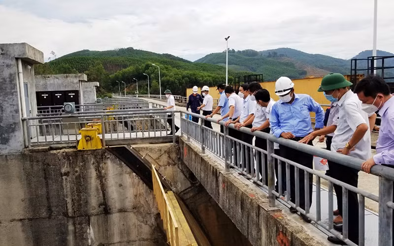 Lãnh đạo tỉnh Thừa Thiên Huế kiểm tra vận hành cửa xả lũ tại hồ thủy điện Hương Điền.