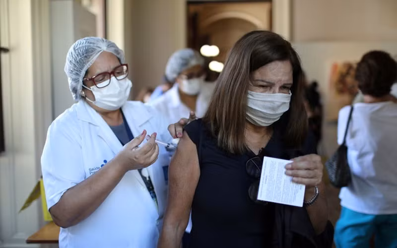 Tiêm vaccine ngừa Covid-19 tại Brazil. (Ảnh: Reuters)