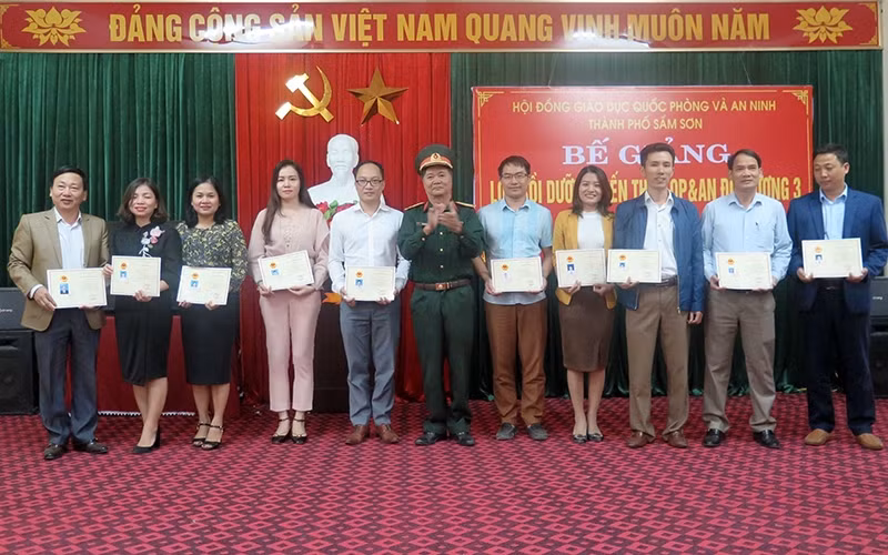 Bế giảng lớp bồi dưỡng kiến thức quốc phòng - an ninh cho đối tượng 3 TP Sầm Sơn năm 2019.
