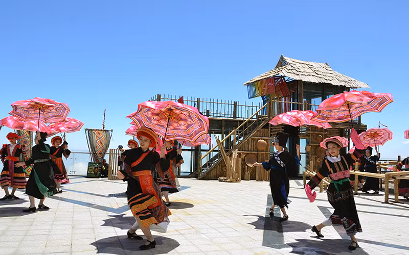 Lễ hội trên mây Sa Pa tại đỉnh Phan Xi Păng, tỉnh Lào Cai. (Ảnh QUỐC HỒNG) 