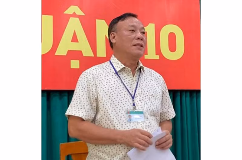 Lãnh đạo UBND quận 10 cung cấp thông tin cho các cơ quan báo chí.