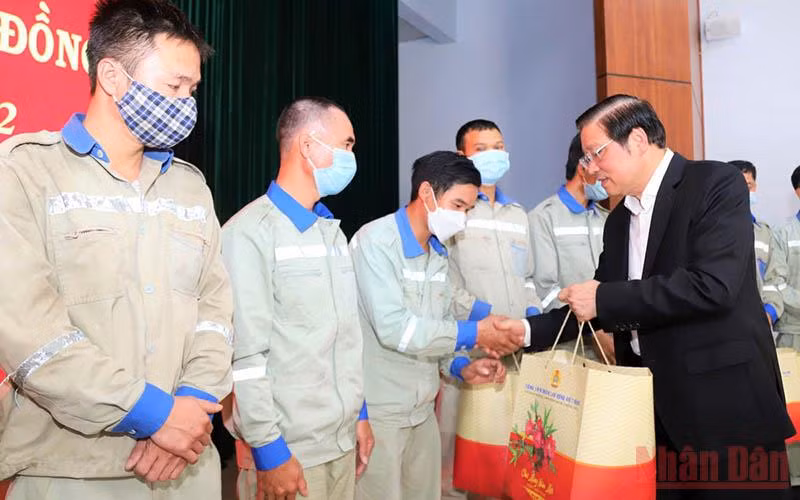 Trưởng Ban Nội chính Trung ương trao quà Tết tặng công nhân lao động Công ty TNHH một thành viên Nhôm Lâm Đồng. 