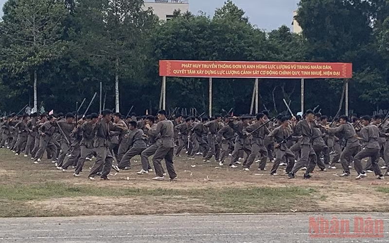 Các chiến sĩ biểu diễn kỹ năng võ thuật tại lễ bế giảng.