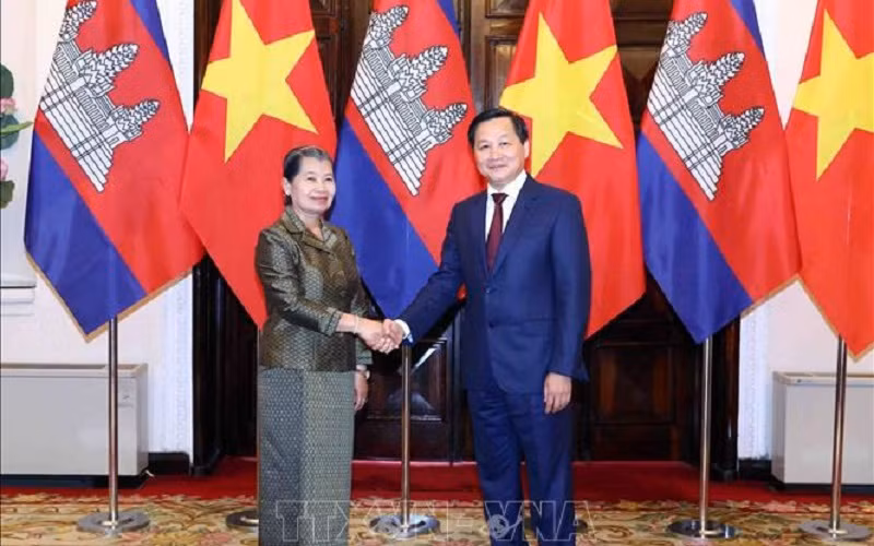 Phó Thủ tướng Chính phủ Lê Minh Khái và Phó Thủ tướng Campuchia Men Sam An. (Ảnh: TTXVN)