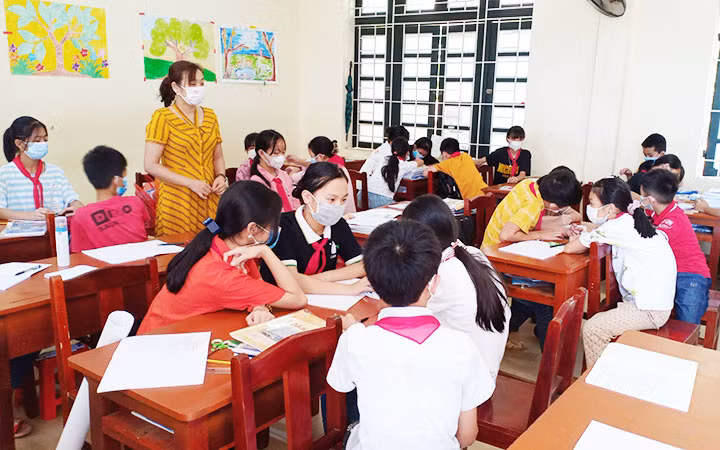Học sinh lớp 6, Trường phổ thông dân tộc nội trú THCS huyện Chợ Mới (Bắc Kạn) chia tổ thảo luận môn Giáo dục công dân.