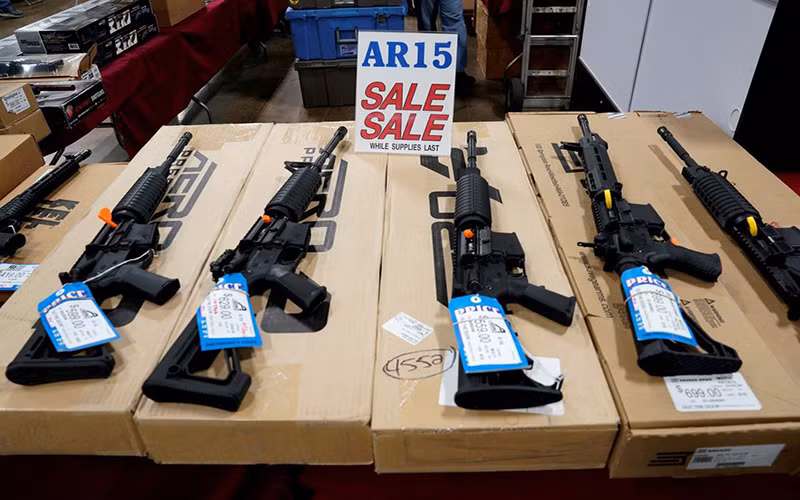 Súng AR-15 được bày bán tại triển lãm súng Guntoberfest ở bang Pennsylvania, Mỹ, tháng 10/2017. (Ảnh: Reuters)