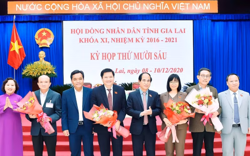 Các đồng chí lãnh đạo tỉnh tặng hoa và chúc mừng các đồng chí vừa được đại biểu bầu Phó Chủ tịch HĐND, Phó Chủ tịch UBND và thành viên UBND tỉnh.