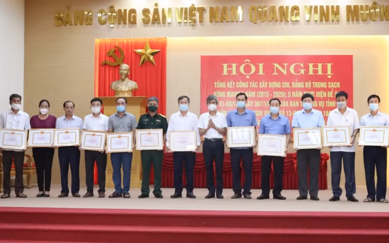Khen thưởng các tổ chức đảng đạt trong sạch, vững mạnh 5 năm liền.