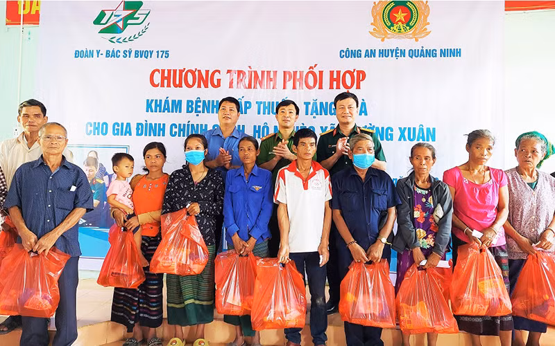 Đại diện các đơn vị tặng quà cho gia đình chính sách, hộ nghèo. 