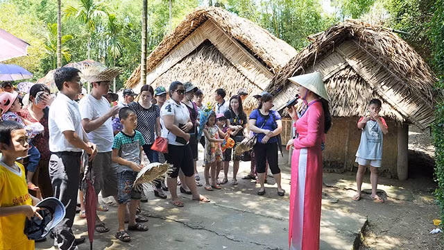 Người dân chăm chú lắng nghe kể về cuộc đời và sự nghiệp của Bác tại Khu di tích Quốc gia đặc biệt Kim Liên (xã Kim Liên, huyện Nam Đàn, Nghệ An). Ảnh: ĐĂNG KHOA