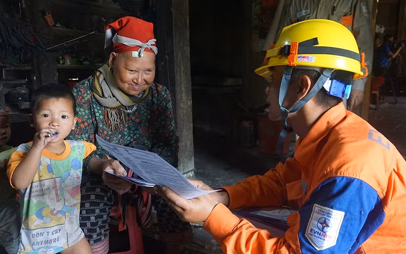Hướng dẫn người dân sử dụng điện an toàn.
