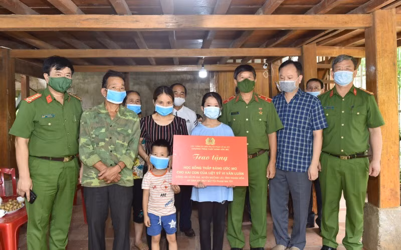 Trao tặng học bổng Thắp sáng ước mơ cho hai con của liệt sĩ Vi Văn Luân.