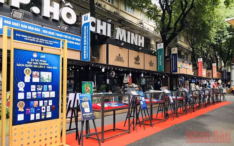 Trưng bày tác phẩm đoạt giải thưởng sách quốc gia lần 4- năm 2021” tại Đường sách thành phố Hồ Chí Minh.
