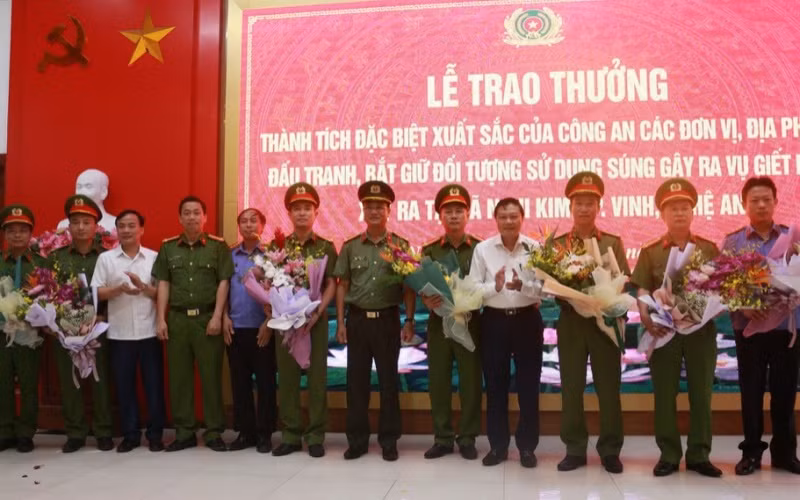 Lãnh đạo tỉnh Nghệ An và Công an Nghệ An trao thưởng cho các đơn vị.