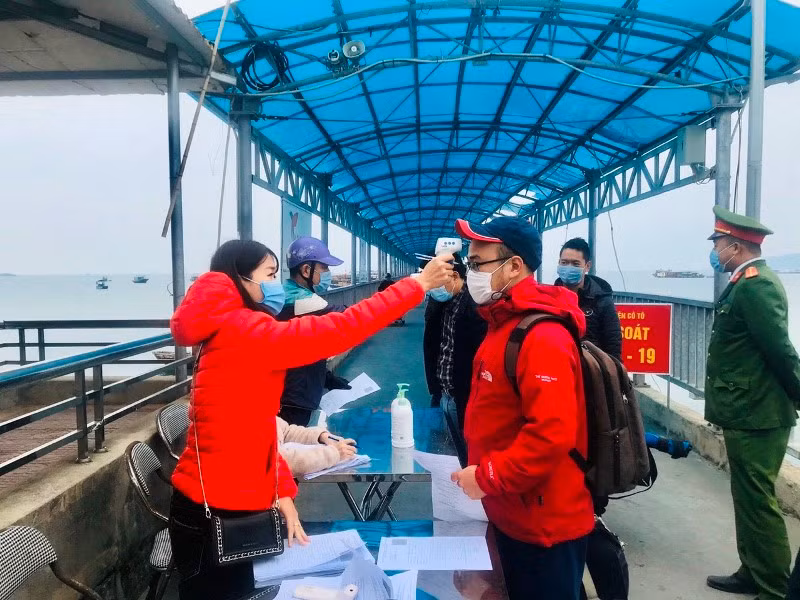 Du khách ra đảo Cô Tô được kiểm tra y tế chặt chẽ. Ảnh chụp vào tháng 3/2021.