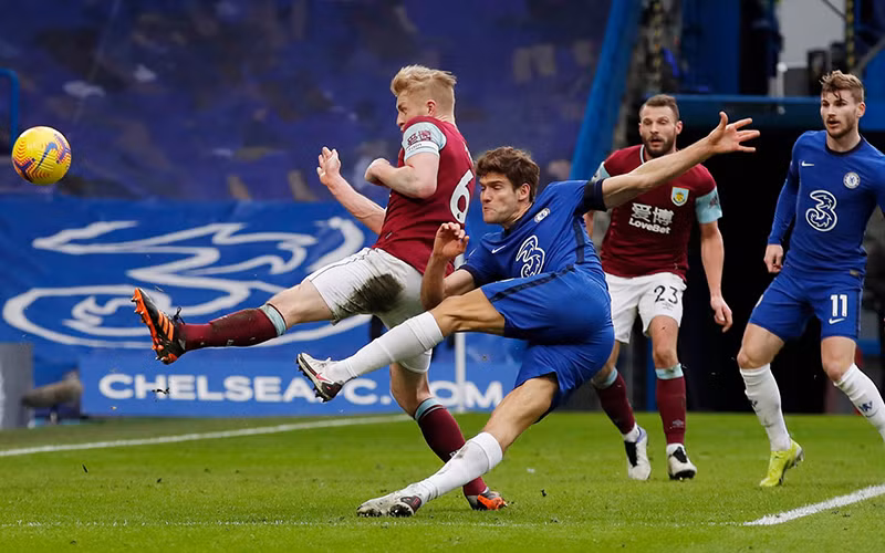 M. Alonso (số 3, áo xanh) ghi bàn đẹp mắt cho Chelsea.