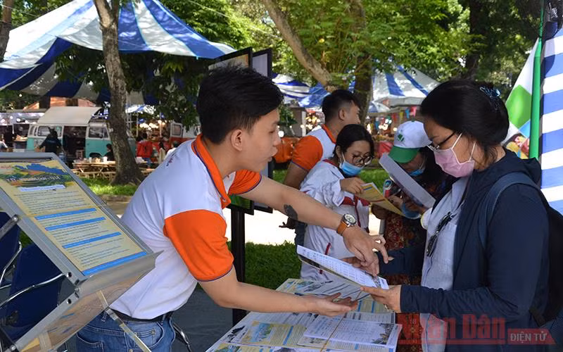 Người dân thành phố tìm hiểu các tour du lịch khuyến mãi tại ngày hội.