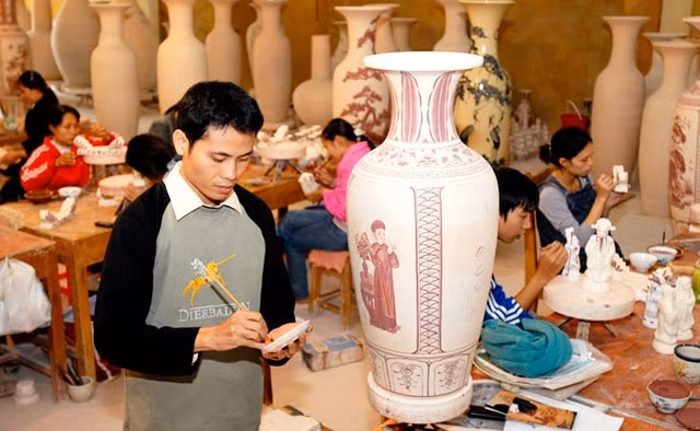 Xưởng sản xuất gốm mỹ nghệ tại Công ty cổ phần gốm Chu Đậu, huyện Nam Sách (Hải Dương). Ảnh: NGUYỄN ĐĂNG